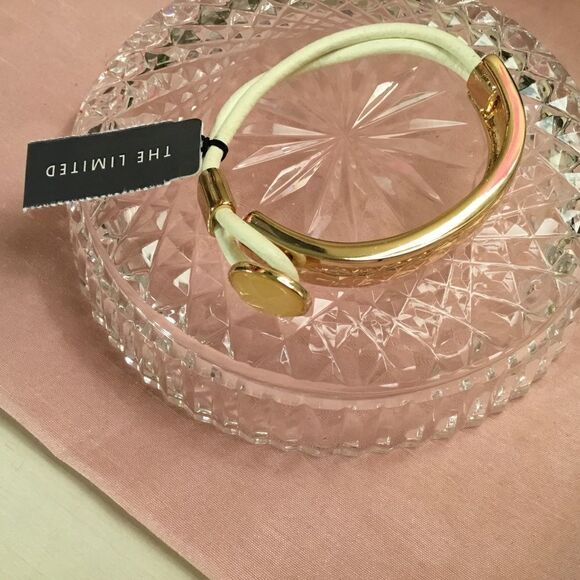 NWT The Limited Brand Goldtone Button Bracelet - Picture 3 of 6